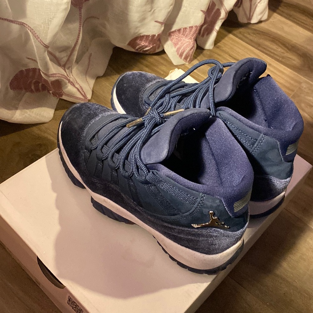 i’m selling jordan 11s midnight navy